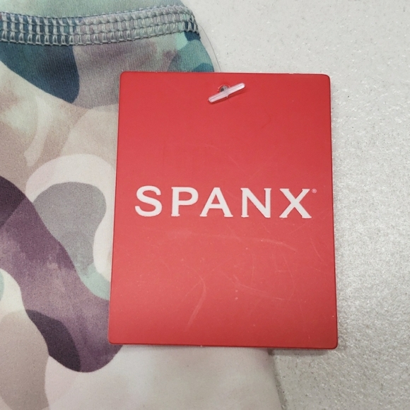 SPANX Booty Boost Active Printed 7/8 Leggings Painted Camo Women's Small - Picture 4 of 14